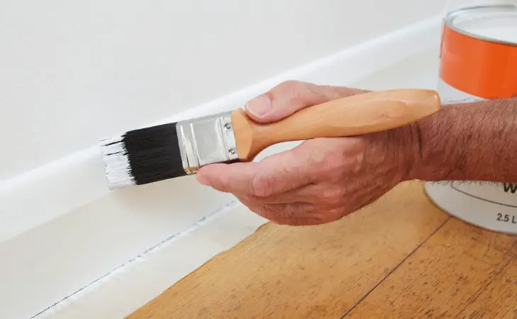 painting skirting